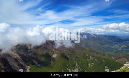 Blick auf Groppi di Camporaghena und Punta Buffanaro von der Succiso Alpe. Stockfoto