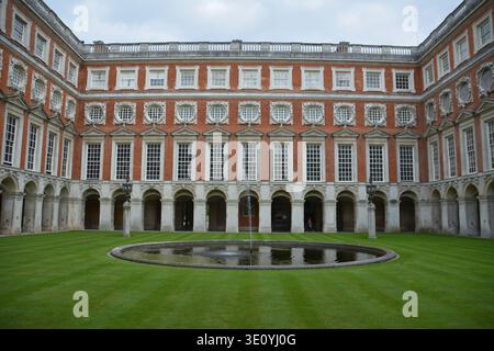 London, Großbritannien - 29. April 2024: Hampton Court Palast und Gärten im Frühjahr Stockfoto