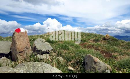 Monte Casarola, Reggio Emilia, Italien, 14.05.2017: Gipfelkreuz des Monte Casarola im toskanisch-emilianischen Apennin. Stockfoto