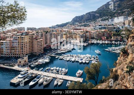 Monaco, Monaco - 17. September 2025: Luftaufnahme des Yachthafens von Fontvieille mit Yachten, Gebäuden am Wasser und der Mittelmeerküste in Monaco Stockfoto