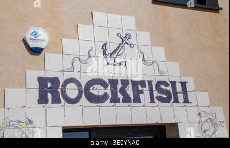 Gefliester Eingang zum Rockfish Fish Restaurant, Eröffnung im März 2026 auf der Esplanade Sidmouth, auf dem Gelände der alten Bohrhalle von Mitch Tonks Stockfoto