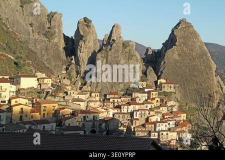 Blick auf das malerische Dorf Castelmezzano in der Region Basilicata in Süditalien Stockfoto