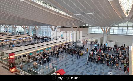 Haneda Japan 18. Februar 2026 Flughafen Haneda Check-in Bereich Passagierfluss und Flugbetrieb Stockfoto