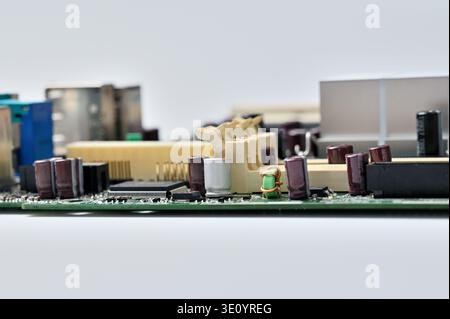 Nahaufnahme einer Computerplatine mit verschiedenen elektronischen Bauteilen und Schaltkreisen Stockfoto