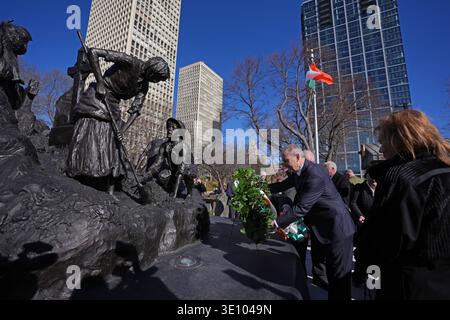Taoiseach Micheal Martin legt einen Kranz am Irish Memorial in Philadelphia, während seines Besuchs in den USA zum St. Patrick's Day. Bilddatum: Samstag, 14. März 2026. Stockfoto