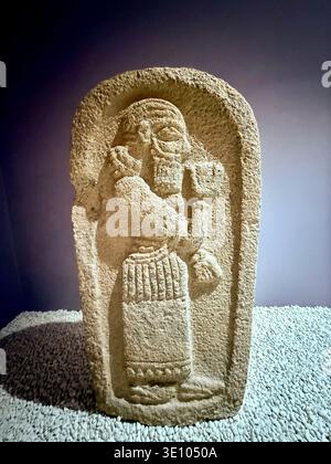 Antike eisenzeitliche menschliche Hilfe aus dem Stadtzentrum von Sanliurfa im Archäologiemuseum Sanliurfa Türkei, neo-hethitische oder aramäische Stein-Bas-Relief-Artifac Stockfoto