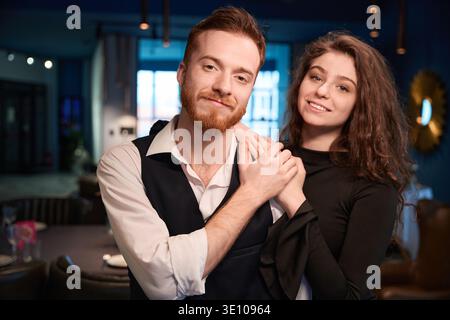 Glückliches Paar, das sich abends im Restaurant aufhält Stockfoto