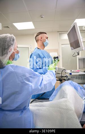 Ärztinnen und Ärztinnen im OP Stockfoto
