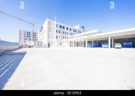 Ein großes Krankenhausgebäude mit Baustellenaktivitäten und klarem blauem Himmel, neues Calw Krankenhaus, Deutschland Stockfoto