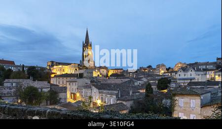 Panoramablick auf die Altstadt von Saint-Emilion bei Nacht, Frankreich Stockfoto