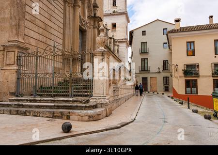 Ave Maria Treppe an der Seite der Stiftsbasilika Santa Maria von Xativa mit eisernem Geländer am 14. März 2026 in Spanien Stockfoto