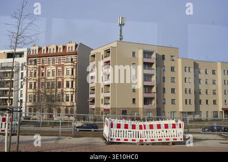 Wohnblockanlage mit Antennenübertragungsturm für 5G auf dem Dach in Magdeburg, Sachsen-Anhalt, Deutschland, Wohnhaus neben einem Const Stockfoto