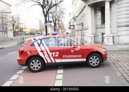 Ein rotes Feuerwehrfahrzeug mit 112 Markierungen fährt auf einer Stadtstraße in Magdeburg, Sachsen-Anhalt, Deutschland Stockfoto
