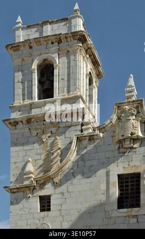 Historische architektonische Details eines alten Kirchturms mit Stein und Glocken Stockfoto