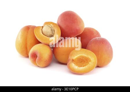 Eine Sammlung frischer Aprikosen mit ganzen Früchten und saftigen Hälften auf weißem Hintergrund Stockfoto