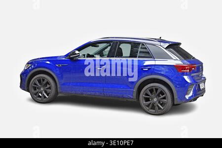 Moderner blauer Volkswagen T-Roc R-Line SUV auf weißem Hintergrund, der sein sportliches Design und seine Merkmale unterstreicht Stockfoto