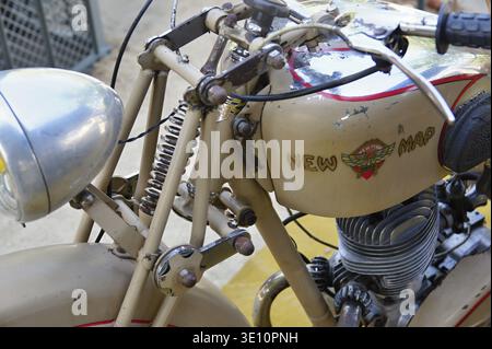 Nahaufnahme eines Motorradmotors, Scheinwerfers und Lenkers der neuen Karte Stockfoto