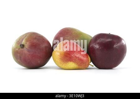 Frische ganze bunte reife Mango, Birnen und rote Apfelfrüchte isoliert auf weißem Hintergrund. Vitamine saftige Früchte Stockfoto