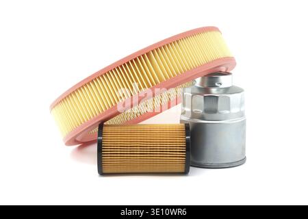 Filtersortiment für Pkw-Motoren mit einer Vielzahl von Filtern, einschließlich Luftfilter, Ölfilter und Kraftstofffilter, isoliert auf weißem Hintergrund für Autom Stockfoto