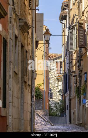 Rovinj, Kroatien charmante enge Straße mit farbenfrohen Gebäuden in Rovinjs historischer Altstadt Stockfoto
