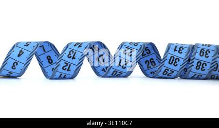 Nahaufnahme eines blauen Maßbandes isoliert auf weißem Hintergrund, das Messungen in Zahlen anzeigt. Ideal für Fitness, Nähen und Gewichtsverlust Stockfoto