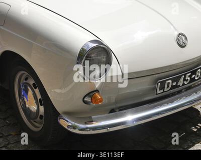 Nahaufnahme des Volkswagen Oldtimer mit Scheinwerfer, Stoßfänger und Rad Stockfoto
