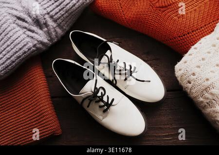 Warme Pullover für den Winter. Modische Damenbekleidung. Kuscheliger Herbstlook. Flach liegend, Draufsicht Stockfoto