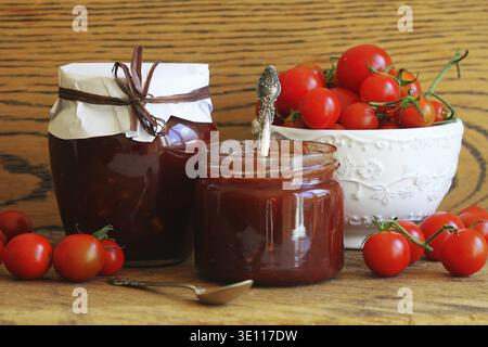 Kirschtomate und Chili Konfitüre in einem Glas konserviert Stockfoto