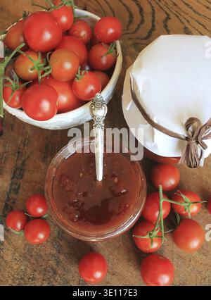 Kirschtomate und Chili Konfitüre in einem Glas konserviert Stockfoto