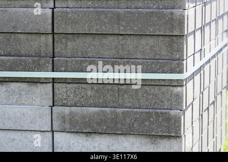 Stapel grauer Pflasterplatten. Verlegen des Gehwegs der Fliesen. Bau von Gehwegen. Baustoffe für den Bau des Gehwegs Stockfoto