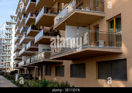 Modernes Wohngebäude mit Glasbalkonen Stockfoto