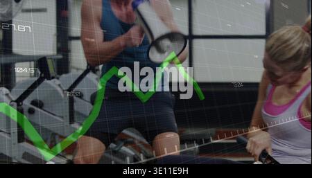 Coaching Trainer in blauem Top, Trainee im weißen Tank Rudern im Fitnessstudio, Megaphon, Analyse-Overlay Stockfoto