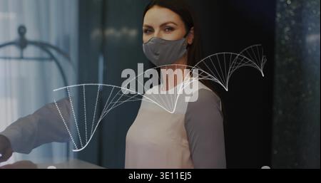 Stehende maskierte Frau mit grauer Maske hinter dem Rezeptionstresen, mit Klingenwagen und Overlay Stockfoto