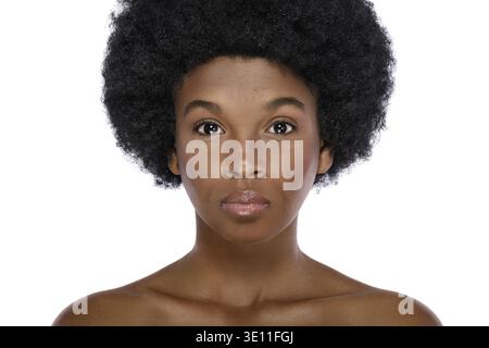 Porträt von mittleren Alters schöne afrikanische Frau auf weißem Hintergrund Stockfoto