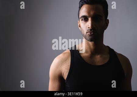 Studio shot der jungen schönen Indischen Menschen gegen den weißen Hintergrund Stockfoto