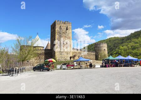 Ananuri, Georgien - 26. April 2017: Ananuri Castle Complex am Aragvi River in Georgien Stockfoto