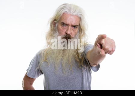 Studio shot der verärgerten älterer bärtiger Mann im Abstand in Richtung Kamera zeigen Stockfoto
