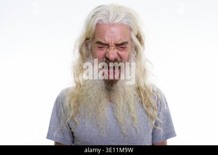 Studio shot der verärgerten älterer bärtiger Mann suchen wütend während Schreien Stockfoto
