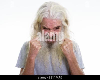 Nahaufnahme der verärgerten älterer bärtiger Mann suchen wütend, während die Steigerung sowohl der Arme Stockfoto