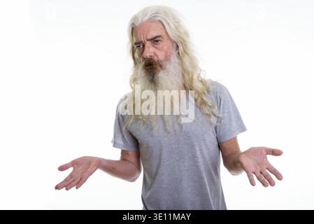 Studio shot Älterer bärtiger Mann auf die Seite und verwirrt Stockfoto