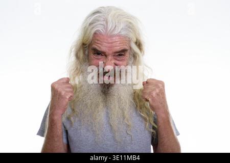 Studio shot der verärgerten älterer bärtiger Mann suchen wütend mit beiden Armen angehoben Stockfoto