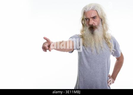 Studio shot der älteren bärtigen Mann suchen und das Zeigen auf der Seite Stockfoto