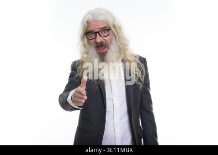 Studio shot von Happy senior bärtigen Geschäftsmann lächelnd und Handshake Stockfoto