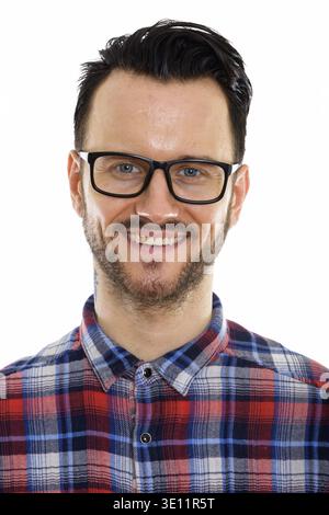 Angesichts der glückliche junge Mann lächelnd beim Tragen von Brillen Stockfoto