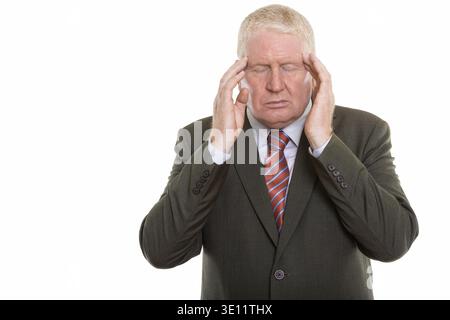 Studio shot der betonten reife Geschäftsmann in Kopfschmerzen Stockfoto