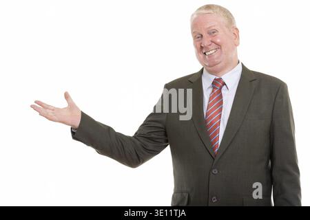 Studio shot von Happy reife Geschäftsmann lächelnd während sie etwas angezeigt Stockfoto
