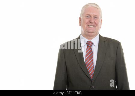 Studio shot von Happy reife Geschäftsmann lächelnd Stockfoto