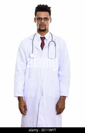 Studio shot junger afrikanischer Mann Arzt stehen beim Tragen von Brillen Stockfoto