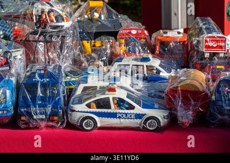 Barcelona, Spanien - 14. März 2026: Sammlung von Oldtimer-Polizeiautos und Hubschraubern in Plastikhülle zum Verkauf auf einem Flohmarkt, ideal für Kinder Stockfoto