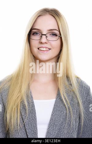 Gesicht der jungen Geschäftsfrau glücklich lächelnd beim Tragen von Brillen Stockfoto